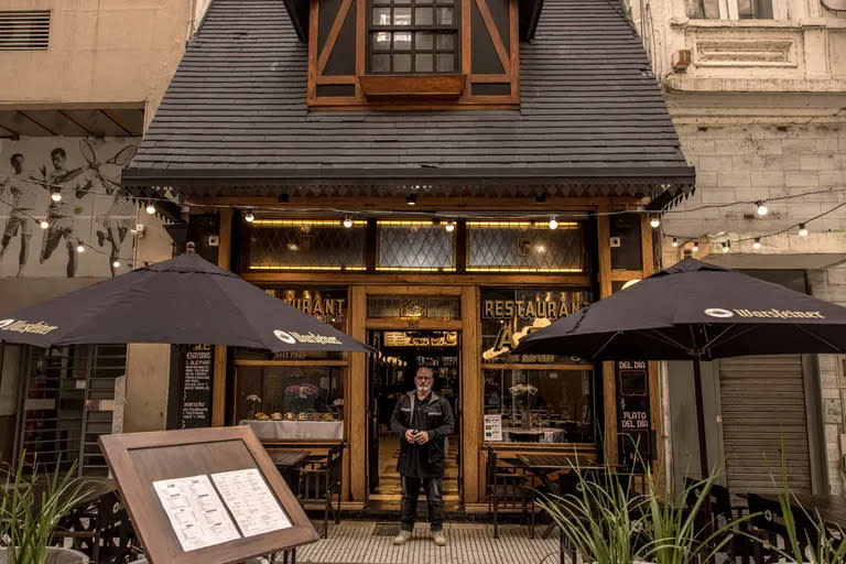 Jorge Ferrari, empresario gastronómico, frente al A.B.C., un restaurante alemán recientemente reabierto en Buenos Aires.