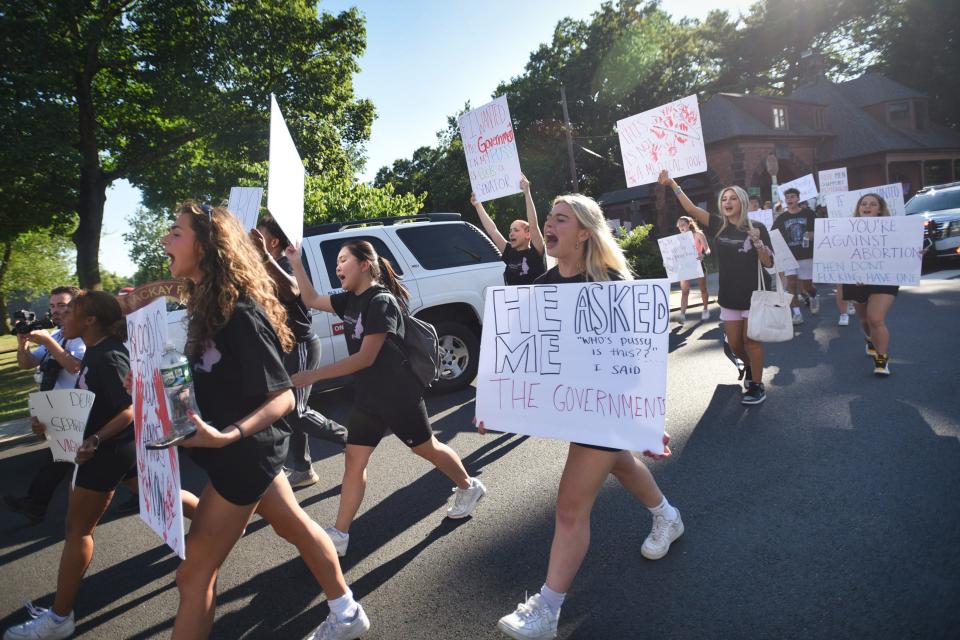 Protesters start to march for women's rights along Englewood Avenue in Englewood on 07/03/22.