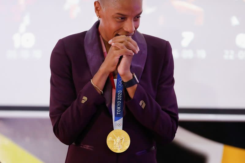 La medallista de oro de los Juegos Olímpicos de Tokio 2020, Yulimar Rojas, se dirige a los medios de comunicación en Caracas