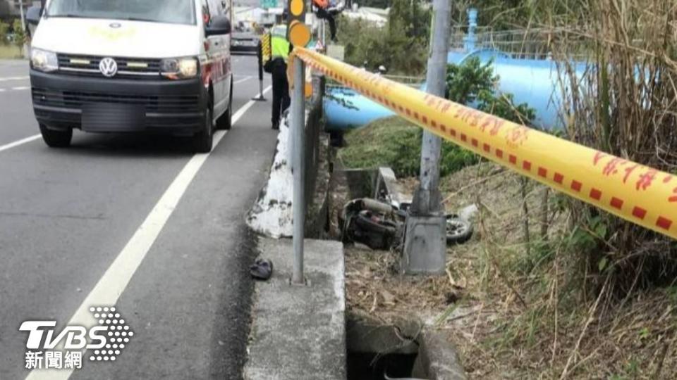 事故現場留有一部機車。（圖／TVBS）