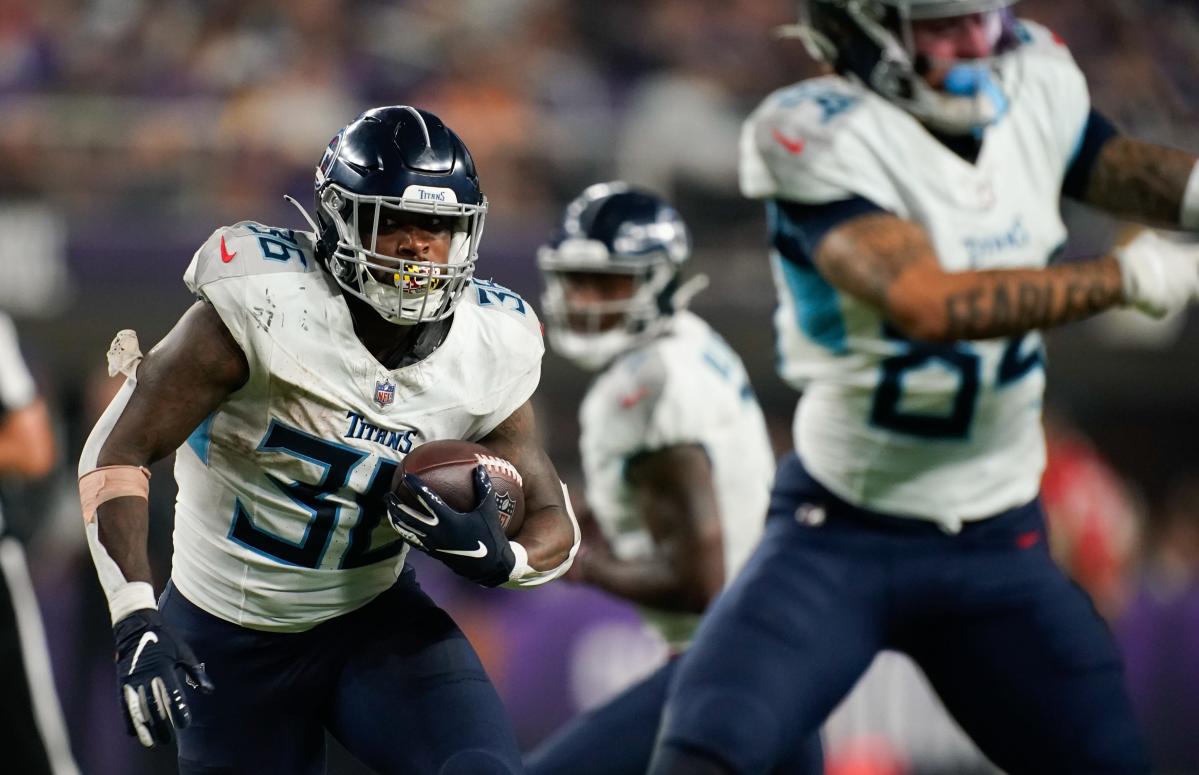 Tennessee Titans wide receiver A.J. Brown (C) catches a 33-yard