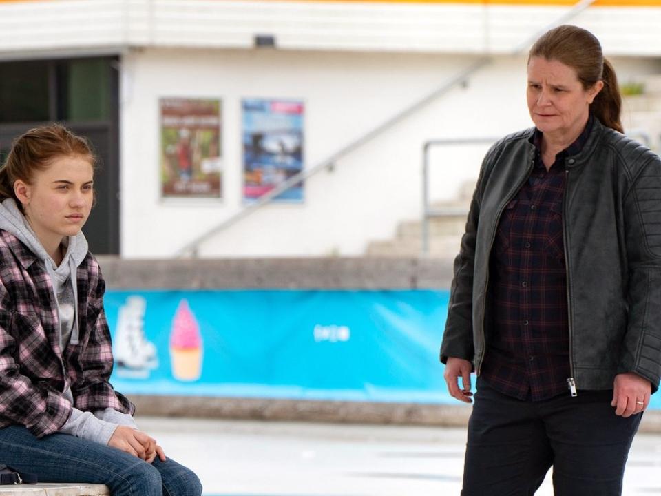 "Die Kanzlei: Bittere Pillen": Gudrun Wohlers (Katrin Pollitt, r.) sucht die Aussprache mit ihrer Pflegetochter Tina (Cya Emma Blaack). (Bild: ARD/Georges Pauly)