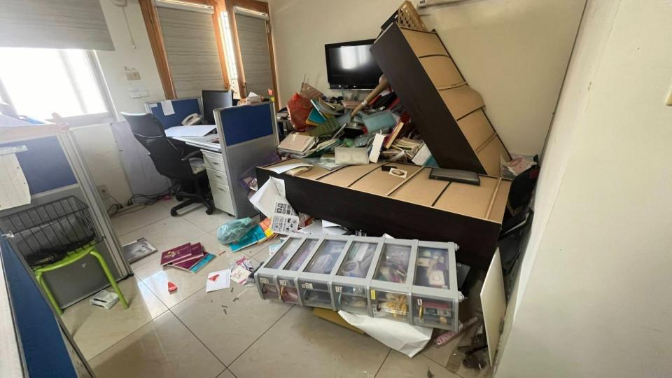 小彤公司大櫃子因地震全倒，電腦、印表機摔到地上滿目瘡痍。馬可孛羅提供