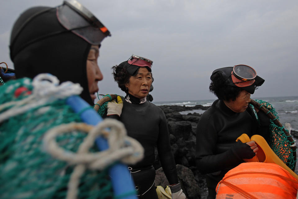 Darüber hinaus wurde die Arbeit der Jeju Haenyeo-Taucherinnen in Südkorea von der UN-Organisation gewürdigt. Es handelt sich hierbei um eine Gruppe von Frauen, die ihren Lebensunterhalt mit dem Tauchen nach Krustentieren verdienen – in Tiefen von bis zu zehn Metern und ohne Sauerstoffgerät. In der Begründung heißt es: "Die Ausübung dieser traditionellen Fangpraxis erhöht den Status der Frauen in der Gemeinschaft. Sie wirkt identitätsstiftend für die gesamte Insel und steht für nachhaltige Fangmethoden".