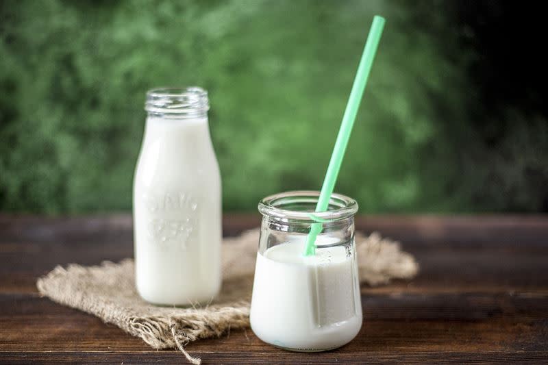 每天光靠高鈣飲食、喝鮮奶是不夠的，也要搭配對的營養素才能幫助吸收。（圖／翻攝自pixabay）