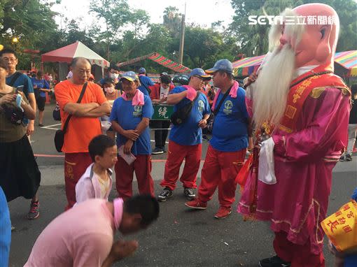 父子衝到路中間向大甲媽福德彌勒團下跪，目測年僅５歲的男童不斷哭泣。（圖／信徒授權提供）