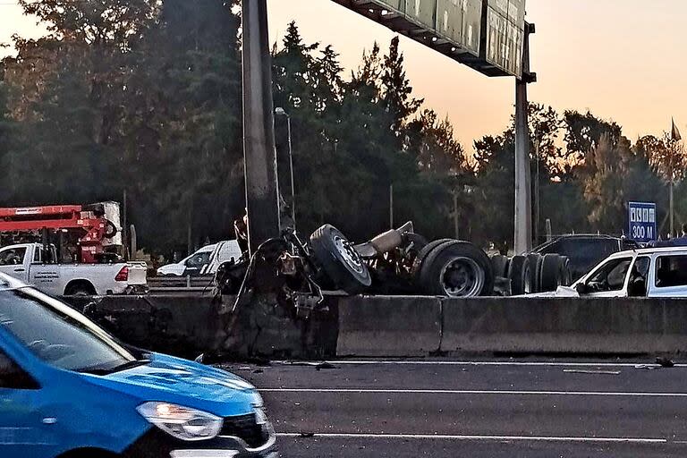 Choque de un camión en Panamericana