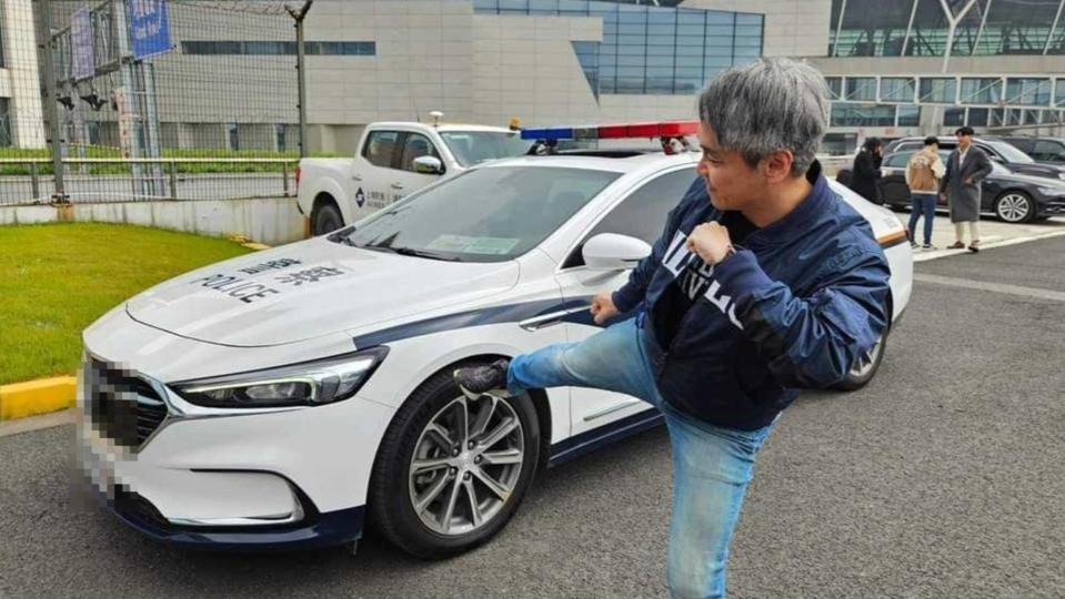 廖元豪作勢踹警車，引發爭議。（圖／翻攝自林中白狼微博）