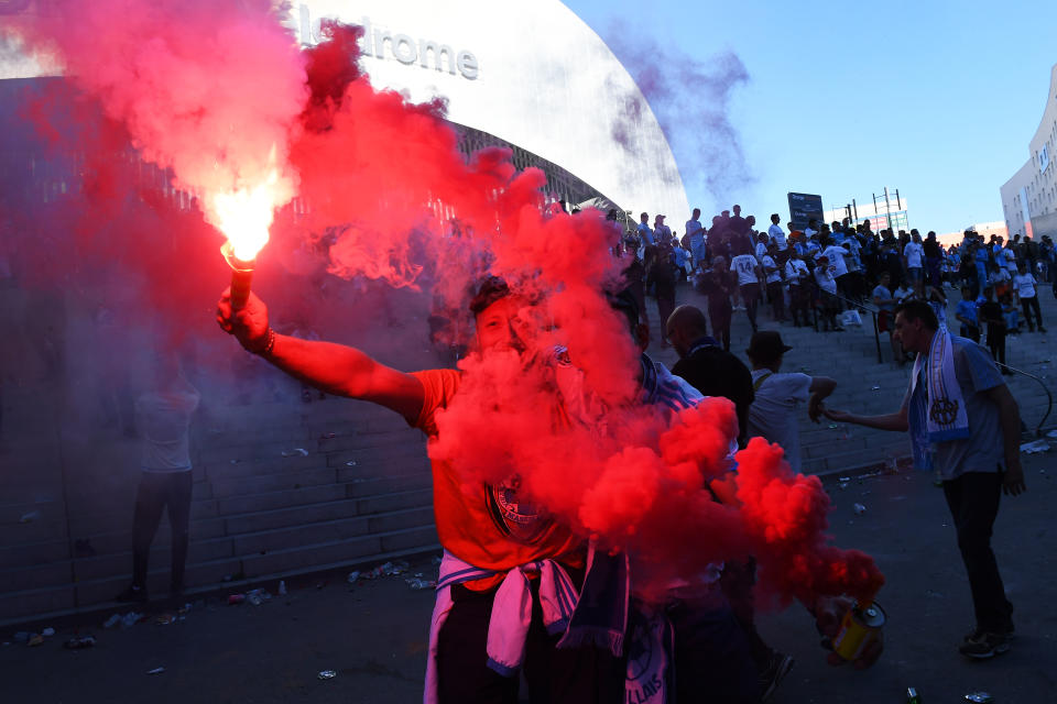 Avant-match animé devant le stade