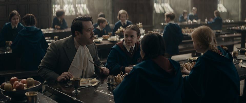 Jacob Kowalski (Dan Fogler, left) lunches with some Hogwarts students in 