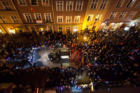 People take part in a procession following the coffin of Pawel Adamowicz, Gdansk mayor who died after being stabbed at charity event, in Gdansk, Poland January 18, 2019. Agencja Gazeta/Kamil Gozdan via REUTERS