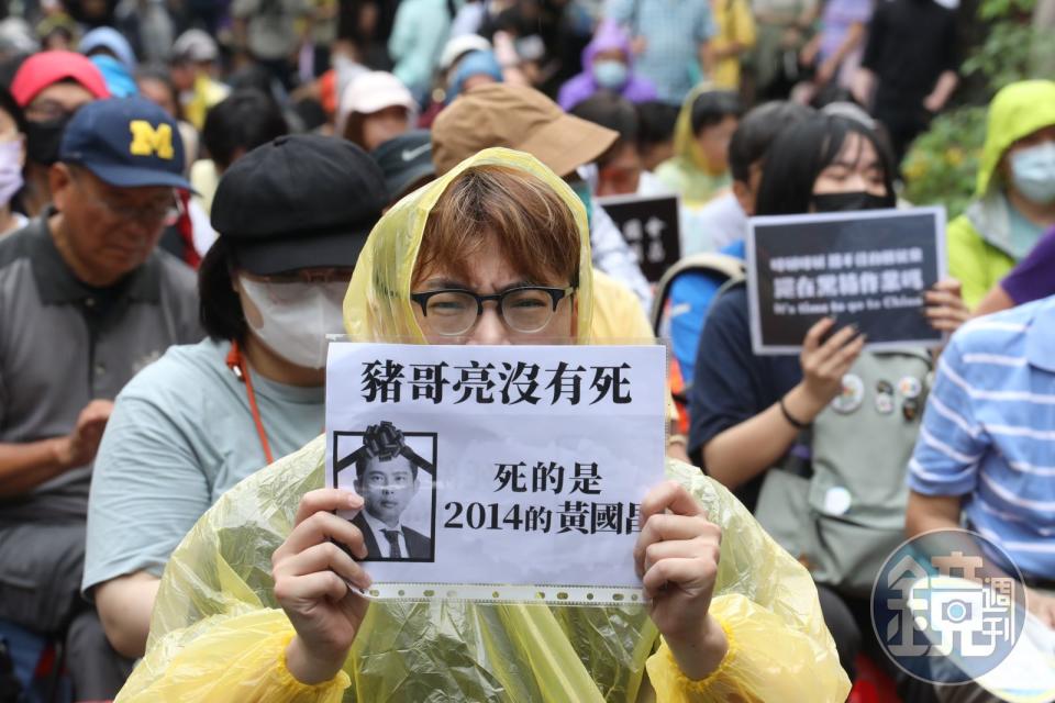 立法院場外有許多民眾自發性到場抗議，當中罵黃國昌的手舉牌最多、最凶。