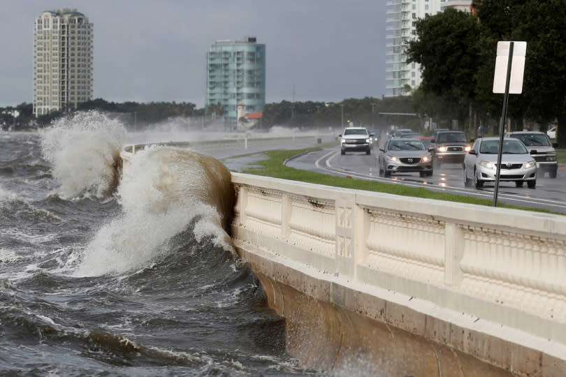 颶風艾莎在美國佛羅里達州坦帕市的墨西哥灣沿岸掀起風暴後，海浪在漲潮期間撞擊灣岸大道的欄杆。（圖／路透）