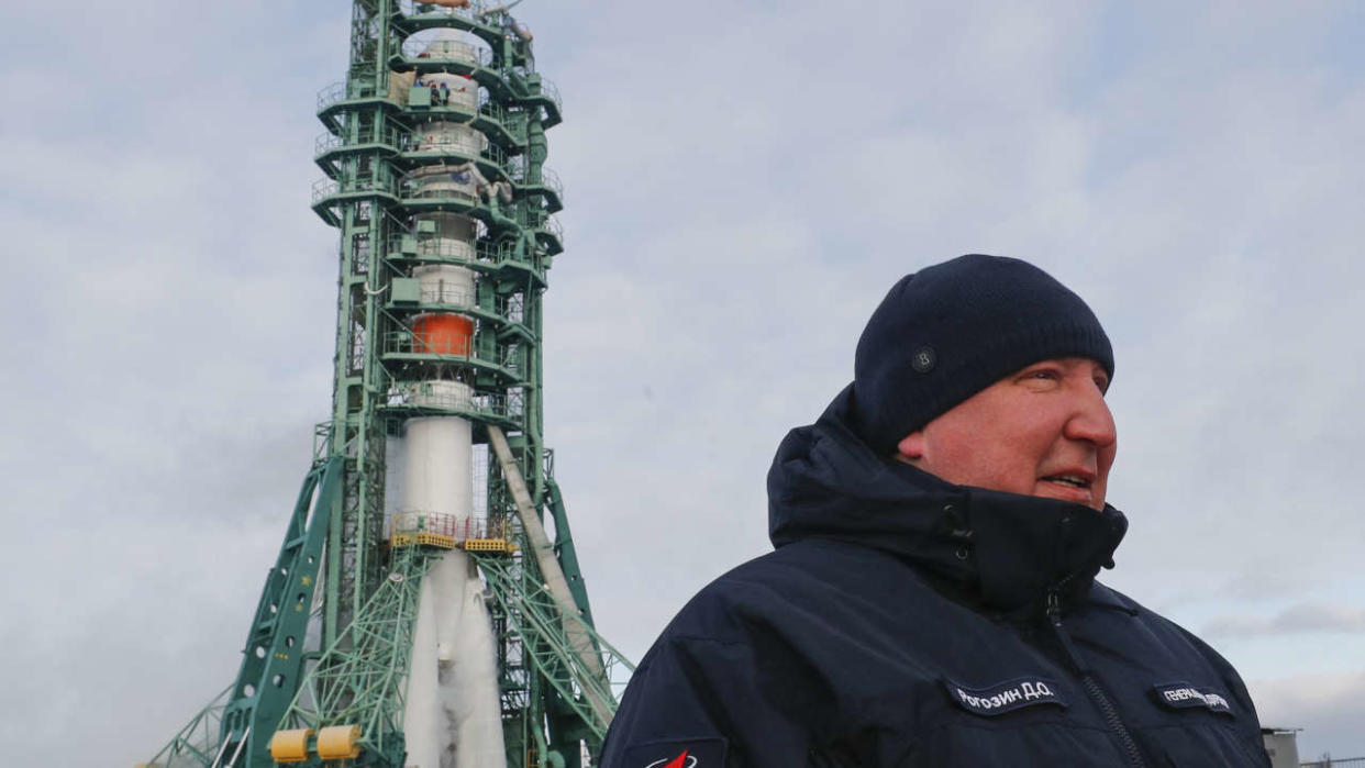 Le chef de l’agence spatiale russe Roscosmos, Dmitri Rogozin, se tient devant le vaisseau spatial Soyouz MS-20 alors que l’équipage composé du milliardaire japonais Yusaku Maezawa, de son assistant Yozo Hirano et du cosmonaute russe Alexander Misurkin se prépare au lancement au cosmodrome de Baïkonour le 8 décembre 2021. - Le milliardaire japonais Yusaku Maezawa et son assistant Yozo Hirano, dirigés par le cosmonaute de Roscosmos Alexander Misurkin, s’envoleront vers la Station spatiale internationale (ISS) à bord du vaisseau spatial Soyouz MS-20 depuis le cosmodrome de Baïkonour, loué par la Russie, au Kazakhstan, à 7 h 38 GMT. (Photo de SHAMIL ZHUMATOV / POOL / AFP)