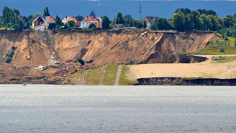 Vom anderen Ufer des Concordia-Sees sind am Montag, Juli 2009, an der Slipanlage in Nachterstedt, Sachsen-Anhalt, Deutschland, Häuser zu sehen.