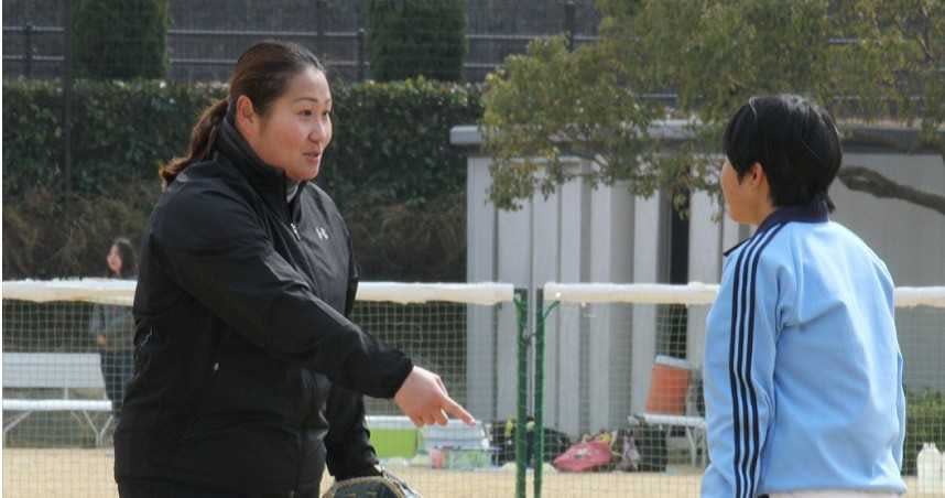 乾繪美曾指導少年球隊。（圖／softballrainbow推特）