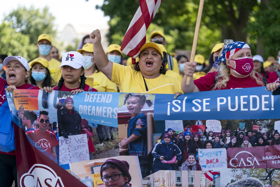 Jóvenes inmigrantes y activistas participan en una marcha en Washington el miércoles 15 de junio del 2022 con motivo del décimo aniversario de un programa de alivio migratorio conocido como DACA. En la marcha pidieron soluciones permanentes para inmigrantes en situación irregular en Estados Unidos.(AP Photo/J. Scott Applewhite)