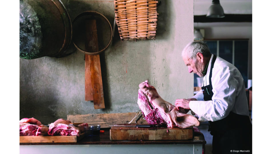 義大利鄉間一名殺豬的老叟。Diego Marinelli／Pink Lady® Food Photographer of the Year