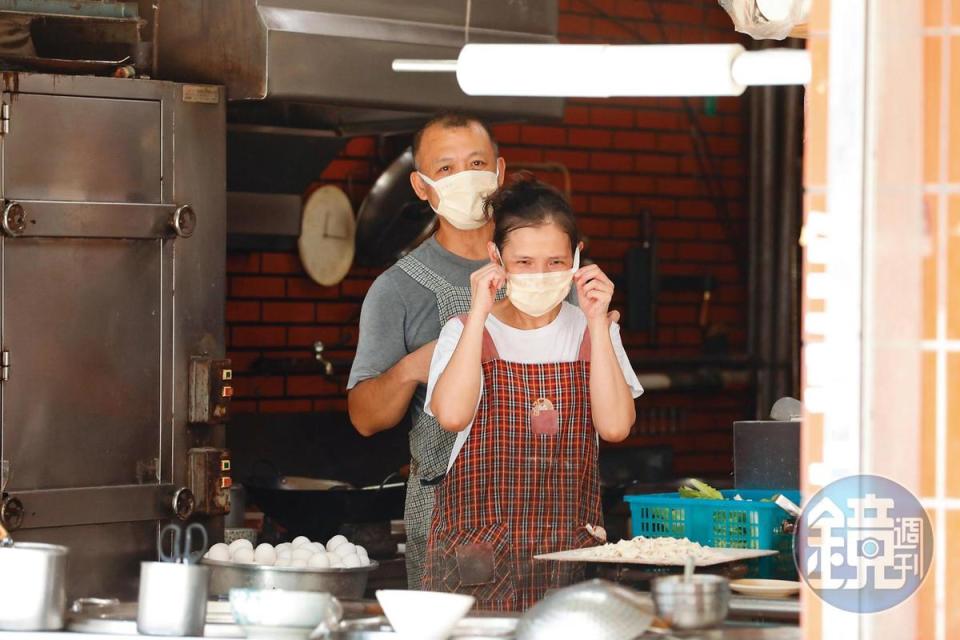 夏浦洋父母在台北市大安區經營知名老店「糊塗麵」，從小對他的栽培不遺餘力，現在更是他的粉絲。（劉鴻昌攝）