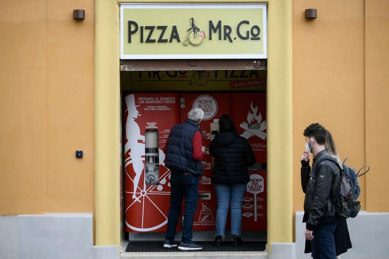 La expendedora permite elegir entre cuatro tipos de pizzas (Reuters /)