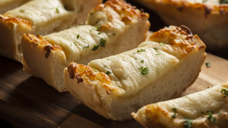 Cheesy baked garlic bread slices