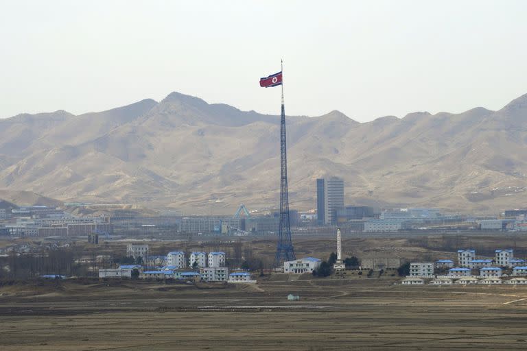 La bandera de Corea del Norte ondea en una torre alta sobre el pueblo de Ki Jong Dong, visto desde el Puesto de Observación Ouellette en la Zona Desmilitarizada (DMZ), la tensa frontera militar entre las dos Coreas, en Panmunjom, Corea, el 25 de marzo de 2012. 