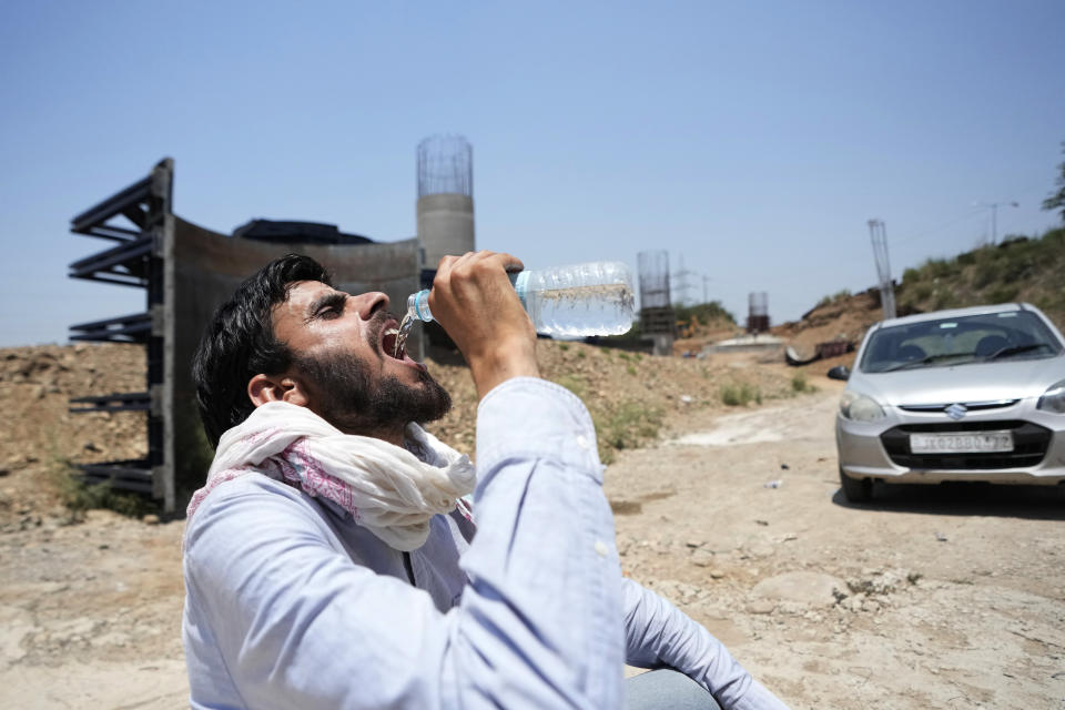 Un hombre toma agua en una jornada de altas temperaturas en Jammu, India, el 27 de mayo de 2024. (AP Foto/Channi Anand)