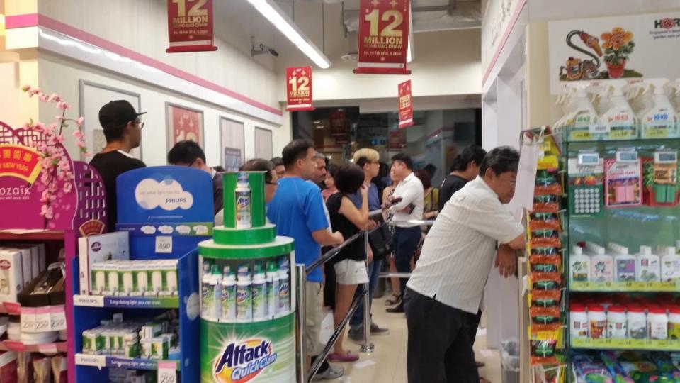 The line at the NTUC FairPrice outlet at Hougang Street 21. According to Singapore Pools, seven winning tickets have been bought at the outlet since October 2014. Photo: Yahoo Newsroom