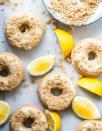 <p>Impossible de résister à ces donuts à la vanille et leur glaçage immaculé au jus de citron. Le tout est recouvert de morceaux de crumble, pour un mélange de textures en bouche.</p><p>Découvrir la recette <a href="https://foodnessgracious.com/lemon-donuts-crumble-topping/" rel="nofollow noopener" target="_blank" data-ylk="slk:ici;elm:context_link;itc:0;sec:content-canvas" class="link ">ici</a></p><br>