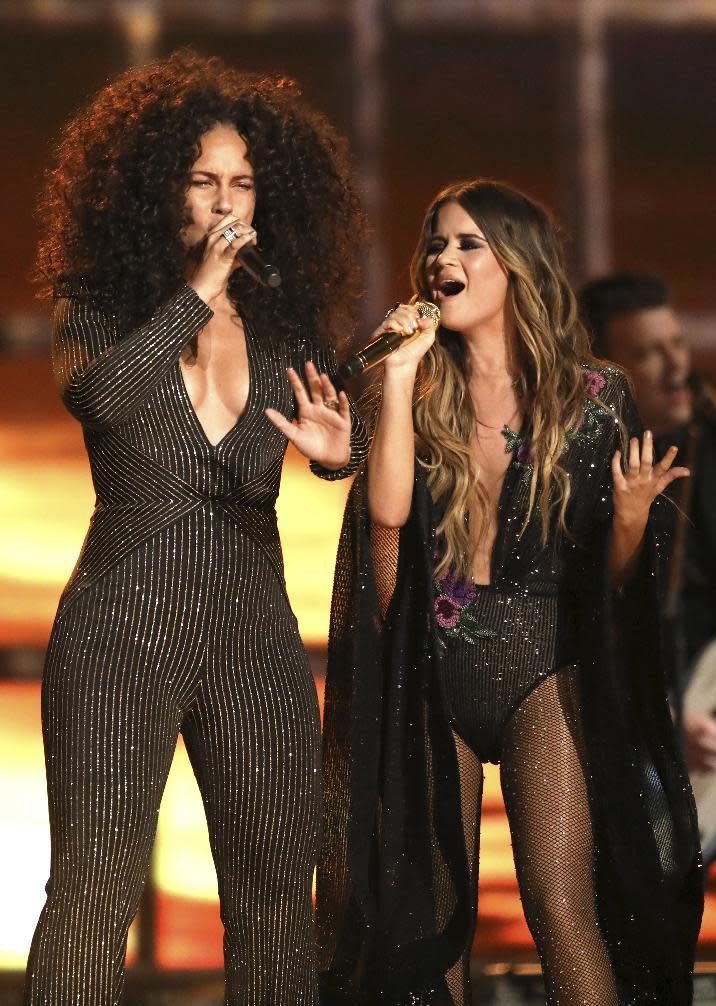 Alicia Keys, a la izquierda, y Maren Morris cantan "Once" en la ceremonia de los premios Grammy, el domingo 12 de febrero del 2017 en Los Angeles. (Foto por Matt Sayles/Invision/AP)