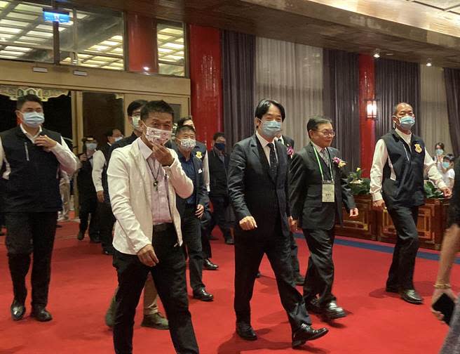 4日晚間賴清德副總統參加北美洲台灣人醫師協會年會時，媒體追問是否會選黨主席，賴清德立刻將頭撇開，快步離去。（楊舒婷攝）