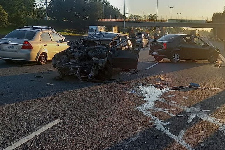 Violento choque múltiple en la Panamericana: tres autos chocaron y hubo personas heridas