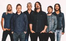 Kann man, soll man, muss man vielleicht sogar nach dem Tod eines wichtigen Bandmitglieds einfach weitermachen? Nicht nur die Foo Fighters (Bild), viele legendäre Rockbands entschieden sich dafür, trotz tragischer Schicksalsschläge weiterhin Musik zu machen und live aufzutreten. Mit mehr oder weniger überzeugenden Ergebnissen ... (Bild: Sony Music)