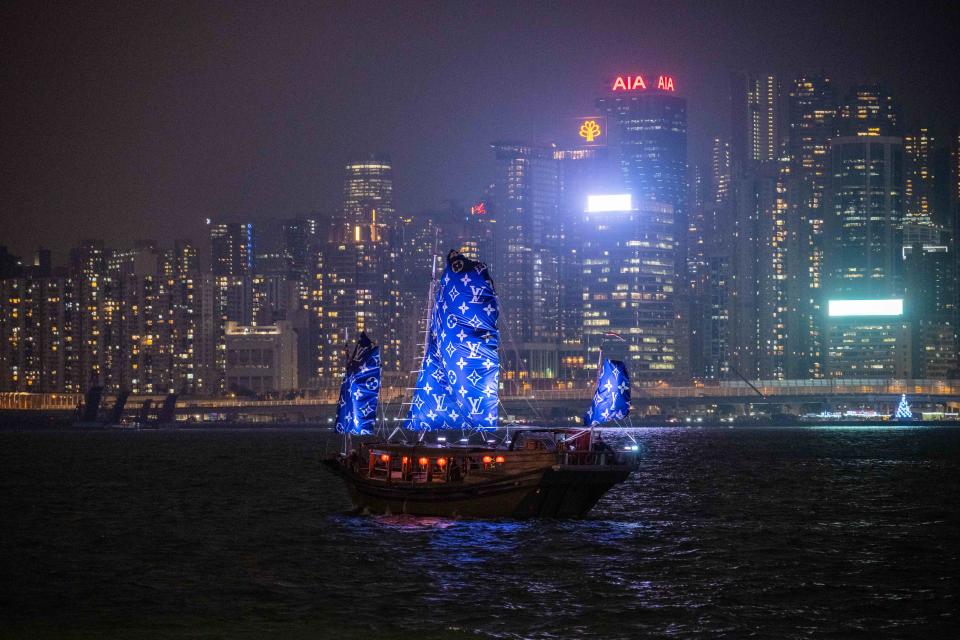 Un bateau aux couleurs de Louis Vuitton, ici à Hong Kong, en novembre 2023.