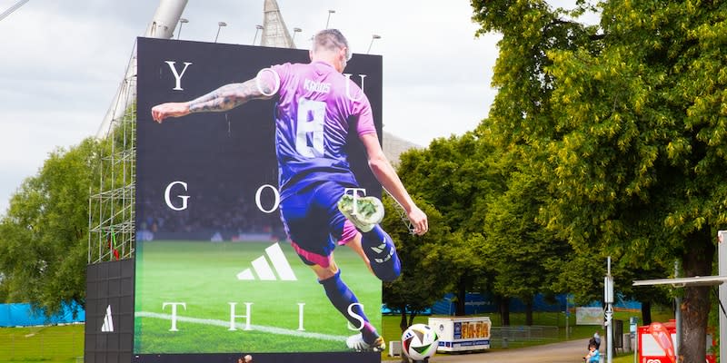 Fußballer Toni Kroos auf einem Banner am Eingang der Fanmeile im Münchner Olympiapark.<span class="copyright">FOCUS online</span>