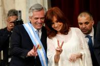 El presidente argentino, Alberto Fernández, junto a su vicepresidenta, Cristina Fernández de Kirchner, saludan a los asistentes a la ceremonia de asunción en el Congreso Nacional, en Buenos Aires.