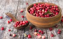 <p>Die Moosbeere, besser bekannt unter ihrer englischen Bezeichnung Cranberry, wird gerne in Müslis verspeist oder in Form von Tee oder Saft als Hausmittel bei Blasenentzündung eingesetzt. Der Reifegrad der roten Beeren aus Amerika wird übrigens beim "Hüpftest" überprüft. Sie gelten dann als reif, wenn sie nach der Ernte wie Gummibälle auf und ab hüpfen. (Bild: iStock )</p>