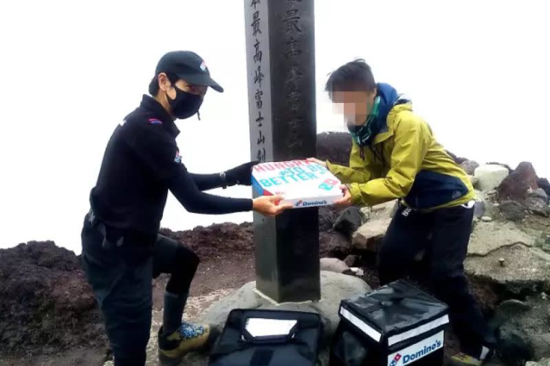 ▲史上最狂披薩外送員？他背包現身富士山頂，網友看傻：「必須給他小費！」（圖／Yamap：うまなみ）