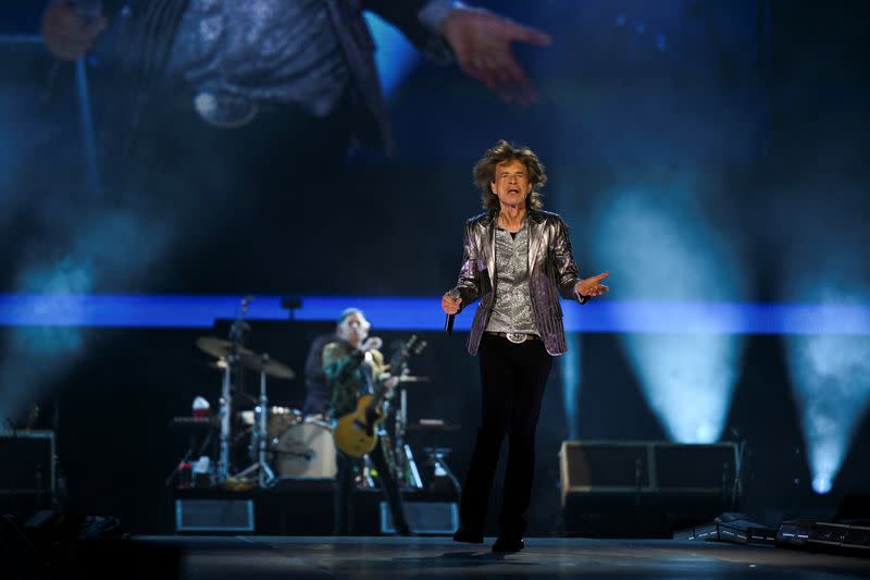 Mick Jagger de la banda de rock The Rolling Stones actúa mientras la banda inicia su gira 2024 Hackney Diamonds en el NRG Stadium de Houston, Texas, EEUU