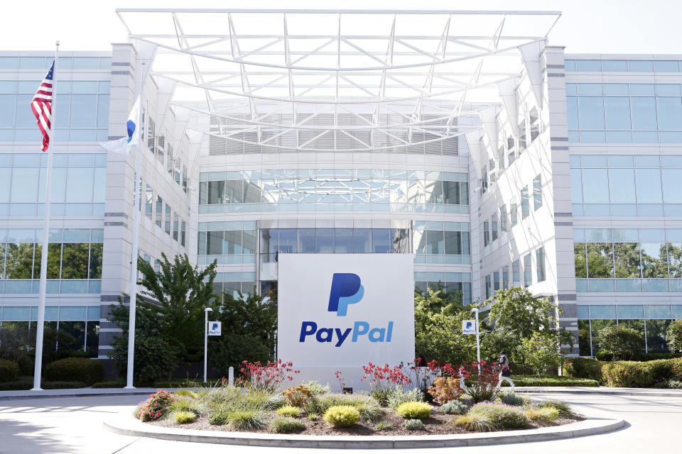 A PayPal sign is seen at an office building in San Jose, California May 28, 2014. REUTERS/Beck Diefenbach (UNITED STATES - Tags: BUSINESS LOGO)