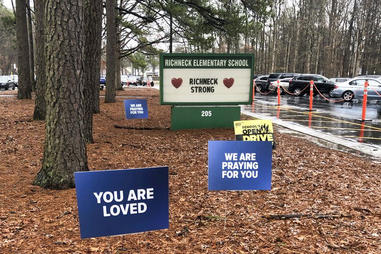 Letreros afuera de la Escuela Primaria Richneck, en Newport News, Virginia, el 25 de enero de 2023, donde un niño de 6 años baleó a su maestra el 6 de enero. Las clases se reanudaron el 30 de este mes. (Foto AP/Denise Lavoie, archivo)