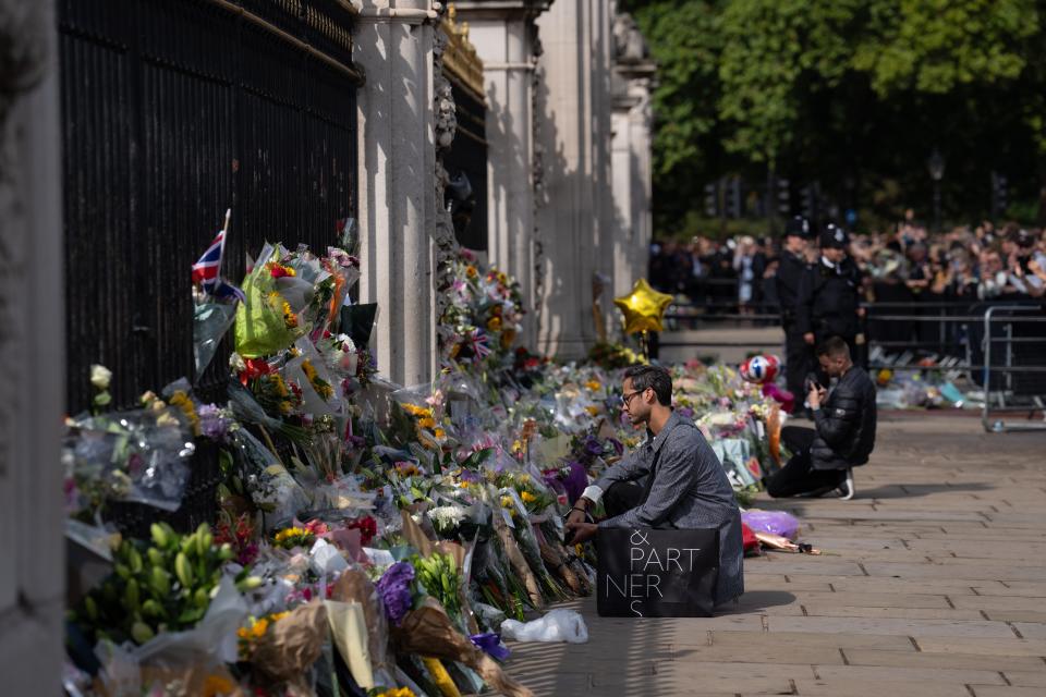 People lay tributes outside Buckingham Palace on September 9, 2022 in London, United Kingdom