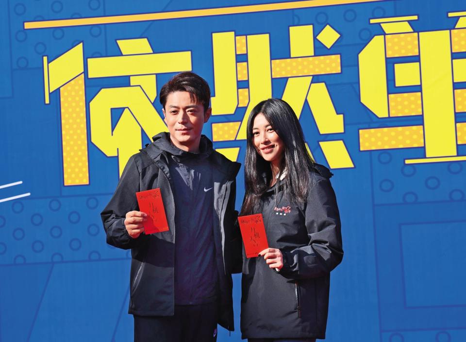 霍建華（左）和家世顯赫的中國大陸女星朱珠（右）首次合作《他為什麼依然單身》。（翻攝自朱珠微博）
