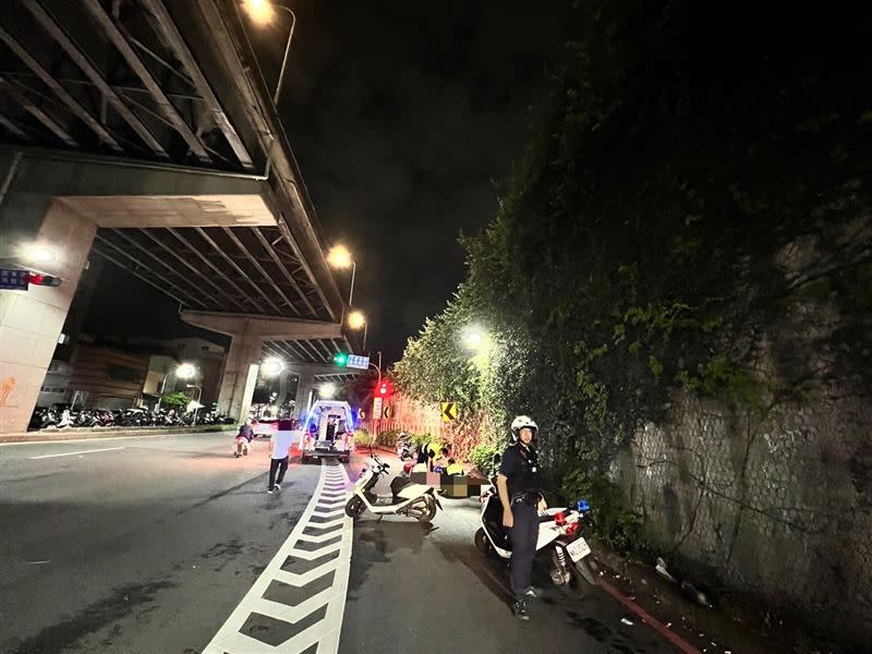 意外發生地點在台北橋往三重下橋匝道口，嚇到不少民眾。（圖／翻攝畫面）