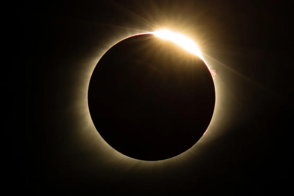 El efecto del anillo de diamantes se ve durante el eclipse solar total del 21 de agosto de 2017 en St. Louis, Missouri. Tim Spyers/Icon Sportswire/Getty Images