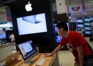 A man inspects an Apple iMac at an electronics store in Mumbai, India, July 23, 2015. REUTERS/Danish Siddiqui/Files