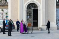 Un hombre (derecha) asiste al funeral de su madre en el cementerio de Seriate, al norte de Italia. (PIERO CRUCIATTI/AFP via Getty Images)