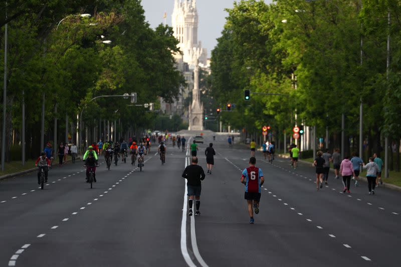 La gente practica actividades al aire libre a lo largo del Paseo de la Castellana en Madrid