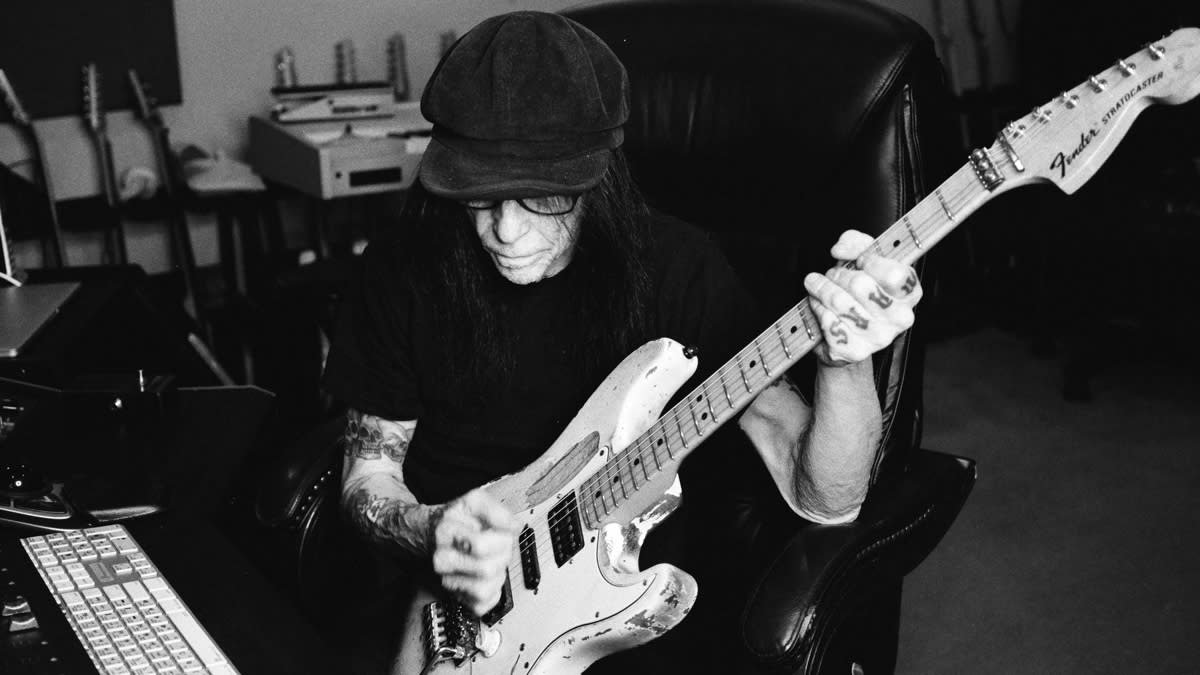  Mick Mars. 