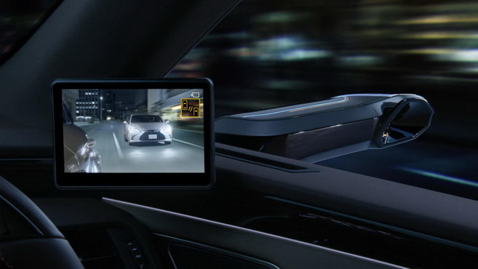 圖／去年豐田在日本推出Lexus ES，搭載內建數位鏡頭的後視鏡、搭配車內螢幕，徹底取代傳統的鏡面後照鏡。